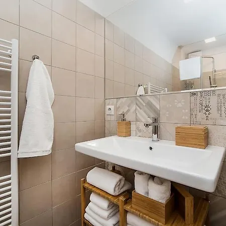 Luxurious Two-bedroom In The Old Town Διαμέρισμα *