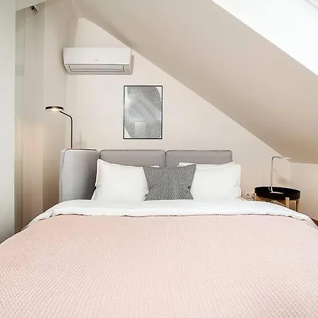 Luxurious Two-bedroom In The Old Town *
