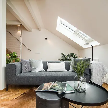 Luxurious Two-bedroom In The Old Town *